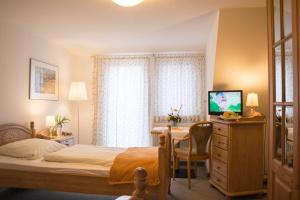 Säng eller sängar i ett rum på Gasthof Bad Hopfenberg