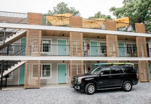 un todoterreno negro estacionado frente a un edificio en Boarding House Cape May, en Cape May