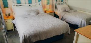 En eller flere senge i et værelse på Danagher’s Hotel Cong