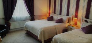 Postel nebo postele na pokoji v ubytování Danagher’s Hotel Cong