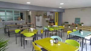 un restaurante con mesas y sillas en una cafetería en La mesa del cocinero, en Lugo