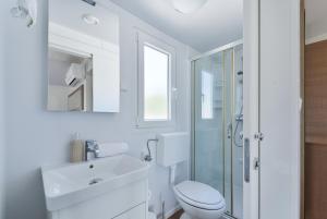 Bilik mandi di Mobile house Nord 2 Laguna +19 gambar