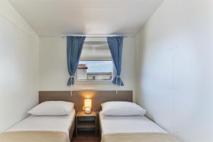 Tempat tidur dalam kamar di Mobile house Nord 2 Laguna