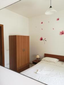 Schlafzimmer mit einem Bett, einer Kommode und einem Spiegel in der Unterkunft Da Pina sud in Torre San Giovanni Ugento