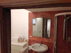 a bathroom with a sink and a mirror at Case Brizi 10 in Assisi