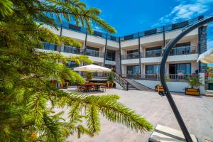 an exterior view of a building with a courtyard at Kosa Otel Çeşme in Çeşme