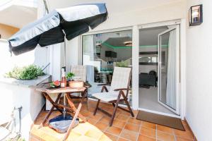 um pátio com uma mesa e um guarda-chuva em Main Flat Frankfurt Offenbach em Offenbach