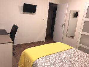 TV a/nebo společenská místnost v ubytování RESIDENCIA COMPOSTELA 2