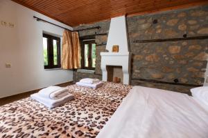 Posteľ alebo postele v izbe v ubytovaní Archontiko Fotini - Traditional Guesthouse Meteora