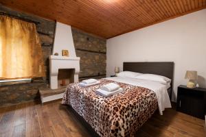 Posteľ alebo postele v izbe v ubytovaní Archontiko Fotini - Traditional Guesthouse Meteora