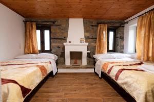 Posteľ alebo postele v izbe v ubytovaní Archontiko Fotini - Traditional Guesthouse Meteora