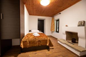 Posteľ alebo postele v izbe v ubytovaní Archontiko Fotini - Traditional Guesthouse Meteora