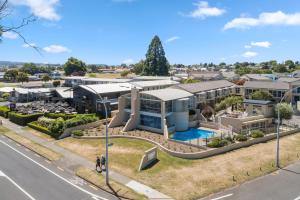 uma vista aérea de uma casa com escorrega em The Village Resort em Taupo