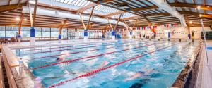 una grande piscina con molte persone di rooms with a view a Haywards