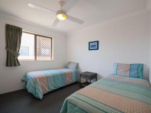 A bed or beds in a room at Emerald Shores Unit 6, 8 Orvieto Terrace, Kings Beach