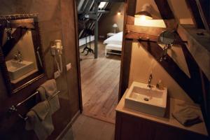 W łazience znajduje się umywalka i lustro. w obiekcie B&B 1669 w Brugii