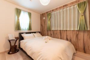 een slaapkamer met een bed met een handdoek erop bij CuteFamilyHouse! 8min Shinjuku 5minJR 3minSubway Cozy,Quiet KidsFree Under6yrs in Tokyo