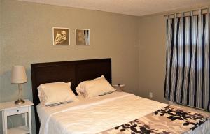 ein Schlafzimmer mit einem großen Bett und einem Fenster in der Unterkunft Prairie Comfort in Grand Forks