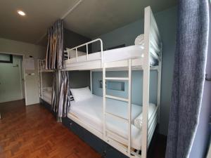 Двухъярусная кровать или двухъярусные кровати в номере The August Hostel