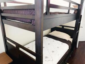 kilka łóżek piętrowych w pokoju w obiekcie Rochester's Place w mieście Brooklyn