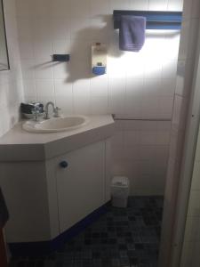 a bathroom with a sink and a toilet at Nanango Fitzroy Motel in Nanango