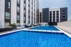 une piscine en face d'un bâtiment dans l'établissement Seda Capitol Central Hotel, à Bacolod