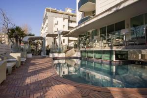Bazén v ubytování Best Western Maison B Hotel nebo v jeho okolí
