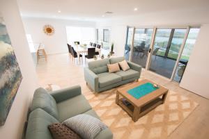 ein Wohnzimmer mit einem Sofa und einem Tisch in der Unterkunft ‘Serenity’ and sweeping Murray River views in Tailem Bend