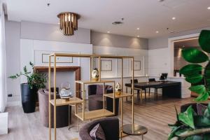 salon z meblami i jadalnią w obiekcie Best Western CTC Hotel Verona w mieście San Giovanni Lupatoto +37 zdjęć