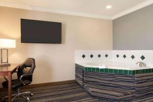 Zimmer mit Badewanne, Schreibtisch und Stuhl in der Unterkunft Days Inn by Wyndham Eureka CA in Eureka + 41 Fotos