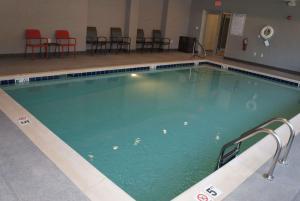 a large swimming pool in a hotel room at La Quinta Inn and Suites by Wyndham Bloomington in Bloomington