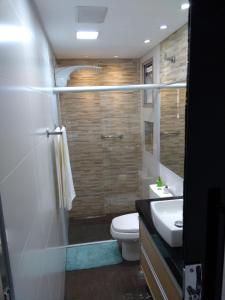 uma casa de banho com um chuveiro, um WC e um lavatório. em Apartamento Santana Expo Center Norte vista Top cidade de São Paulo e Paulista em São Paulo
