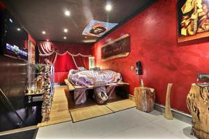 1 dormitorio con paredes rojas y 1 cama en una habitación en Apartment Cuba Zen Actitud, en Mouscron