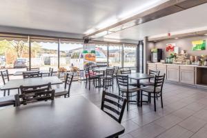 a dining room with tables and chairs in a restaurant at Quality Inn and Suites in Franklin