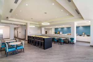 a cafeteria with tables and chairs and a bar at Comfort Inn & Suites Gulf Shores East Beach near Gulf State Park in Gulf Shores +48 photos