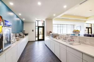 Kuchyňa alebo kuchynka v ubytovaní Comfort Inn & Suites Gulf Shores East Beach near Gulf State Park