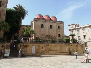 Un bâtiment avec des dômes rouges en haut dans l'établissement Casa Annuccia ai Quattro Canti di Città, à Palerme