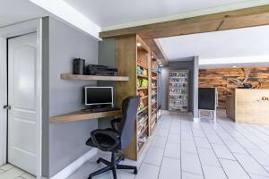 TV a/nebo společenská místnost v ubytování Quality Inn Franklin - Cool Springs Area