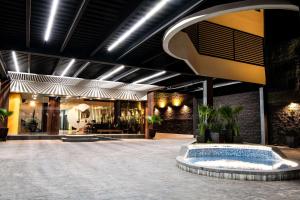 a lobby with a hot tub in the middle of a building at Comfort Inn Irapuato in Irapuato