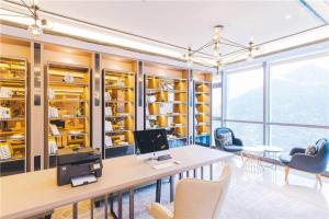 oficina con escritorio, ordenador y sillas en Atour Hotel Taizhou Linhai Branch, en Linhai