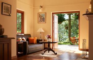 sala de estar con sofá y mesa en Jetwing Warwick Gardens, en Nuwara Eliya