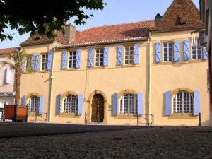 duży żółty budynek z czerwonym dachem w obiekcie Villa Imaginaire w mieście Maubourguet