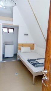 1 dormitorio pequeño con 1 cama en una habitación en Olympos Beach, en Plaka Litóchoro