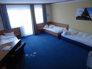 Postel nebo postele na pokoji v ubytování Sleep & Go Hotel Magdeburg