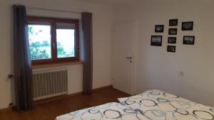 Łóżko lub łóżka w pokoju w obiekcie LaWie am Attersee