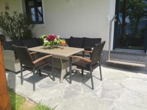 Patio lub wspólna przestrzeń na świeżym powietrzu w obiekcie LaWie am Attersee