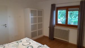 Łóżko lub łóżka w pokoju w obiekcie LaWie am Attersee