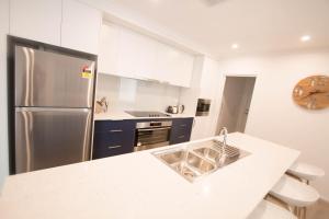 A kitchen or kitchenette at Contemporary ‘Esprit’ with river reserve access