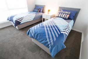 Кровать или кровати в номере Contemporary ‘Esprit’ with river reserve access