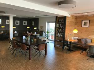 a dining room and living room with a table and chairs at Kallido in Hermeskeil